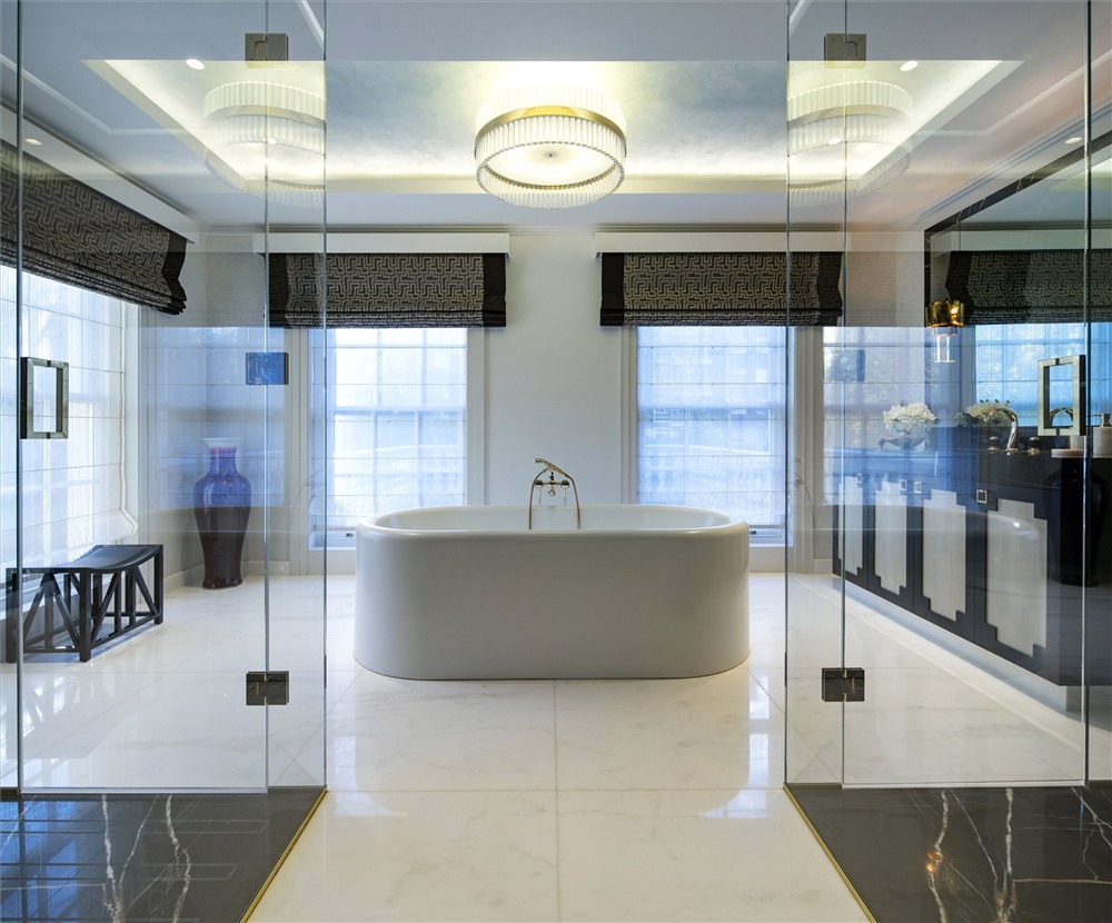 Những căn phòng tắm được thiết kế với các bức tường bằng cửa kính độc đáo nhằm tạo cảm giác rộng rãi, thông thoáng.