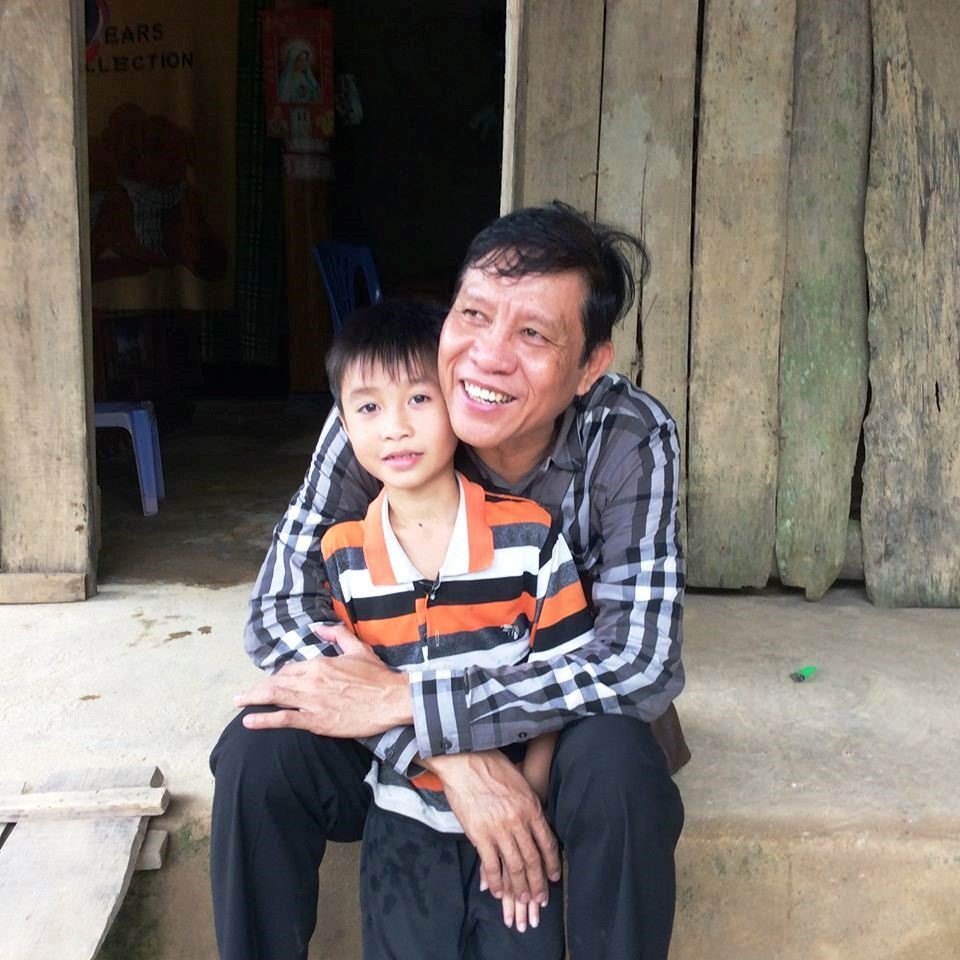 Anh Lê Văn Hồng và cháu bé Hương Khê (Hà Tĩnh) trong chuyến đi từ thiện năm 2016. Ảnh: PV