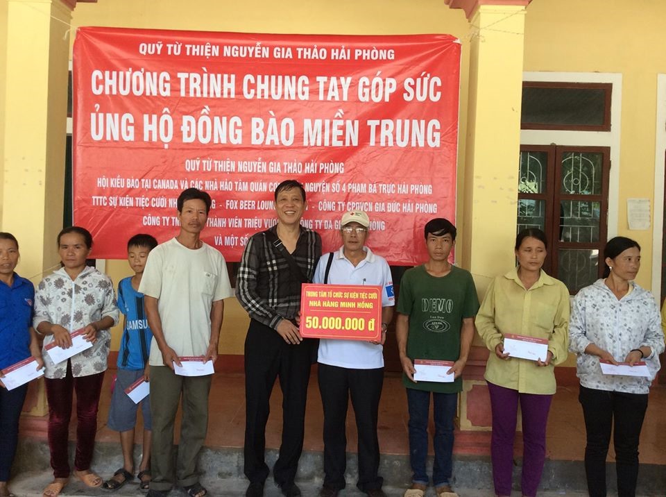 Anh Lê Văn Hồng trao quà hỗ trợ người dân miền Trung bị lũ lụt. Ảnh: PV