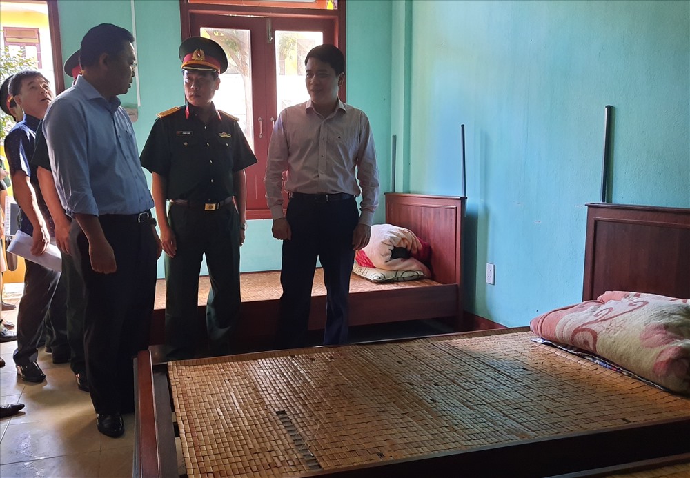 Đoàn công tác kiểm tra các phòng cách ly cho lao động Việt Nam từ Trung Quốc trở về. Ảnh: T.C