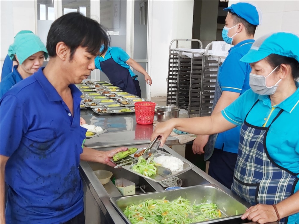 LĐLĐ TP.Hồ Chí Minh kêu gọi tăng cường nhóm thực phẩm có lợi cho sức khỏe của người lao động như thịt, trứng, trái câyvào bữa ăn ca. Ảnh Nam Dương