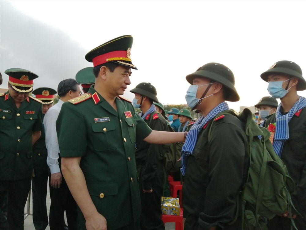 Ủy viên TƯ Đảng, Tổng tham mưu trưởng Quân đội nhân dân Việt Nam, Thứ trưởng thường trực Bộ Quốc phòng Phan Văn Giang động viên thanh niên Bạc Liêu lên đường nhập ngũ sáng 13.2 (ảnh Nhật Hồ)