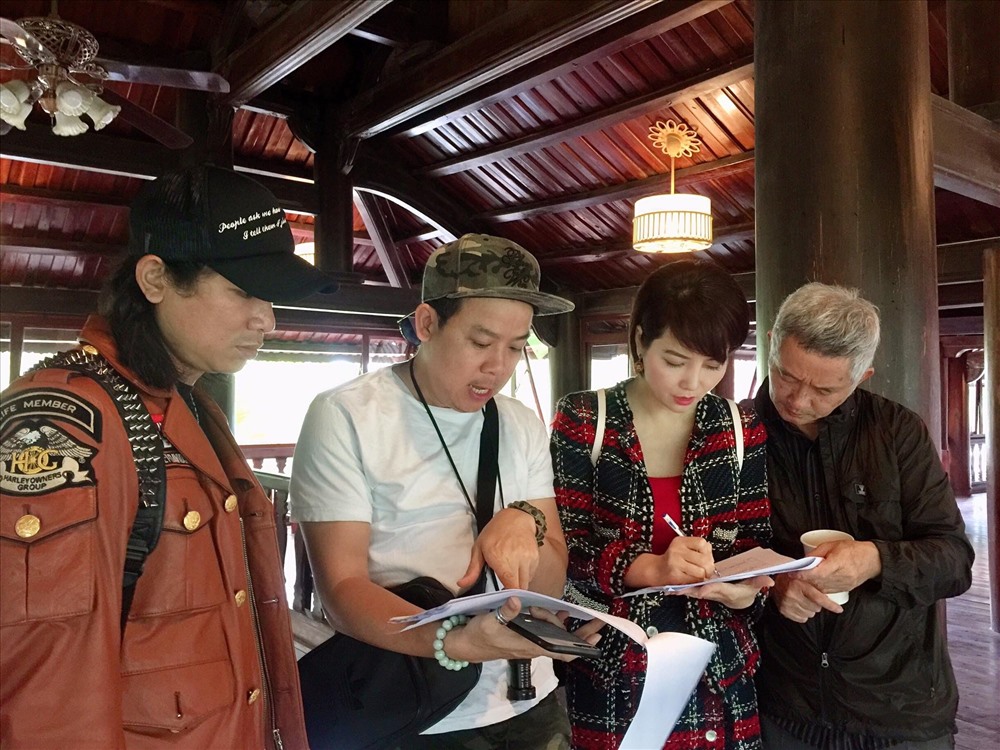 Nhà sản xuất Mai Thu Huyền và ekip khảo sát bối cảnh quay tại Huế. Ảnh: ekip.