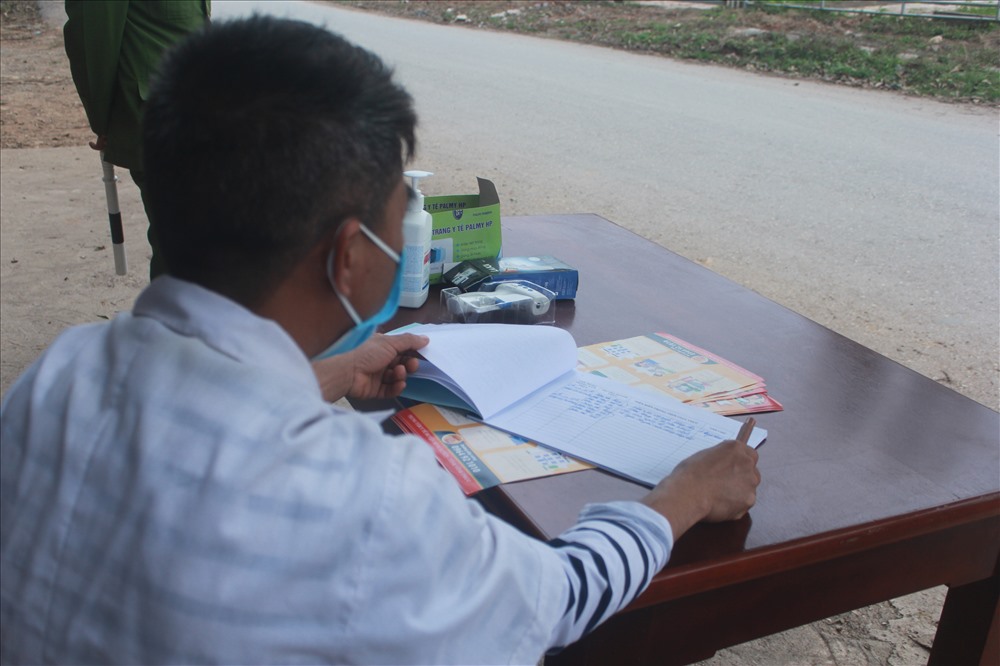 Một chốt kiểm soát y tế tại xã Sơn Lôi, huyện Bình Xuyên, tỉnh Vĩnh Phúc (ảnh chụp chiều 12.2) Ảnh: T.V