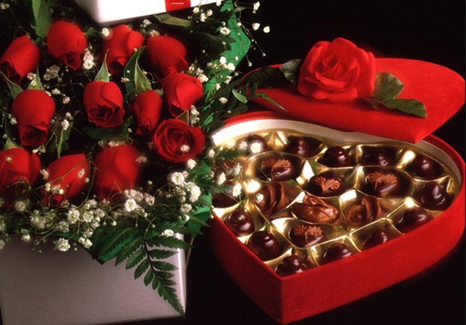 Bên cạnh socola, hoa hồng, những lời chúc ngọt ngào cho người yêu ngày Valentine sẽ là món quà ý nghĩa. Ảnh: TL.