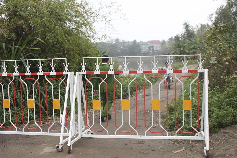 Tại các đường ngách vào xã Sơn Lôi cũng được lập các hàng rào barie cách ly.