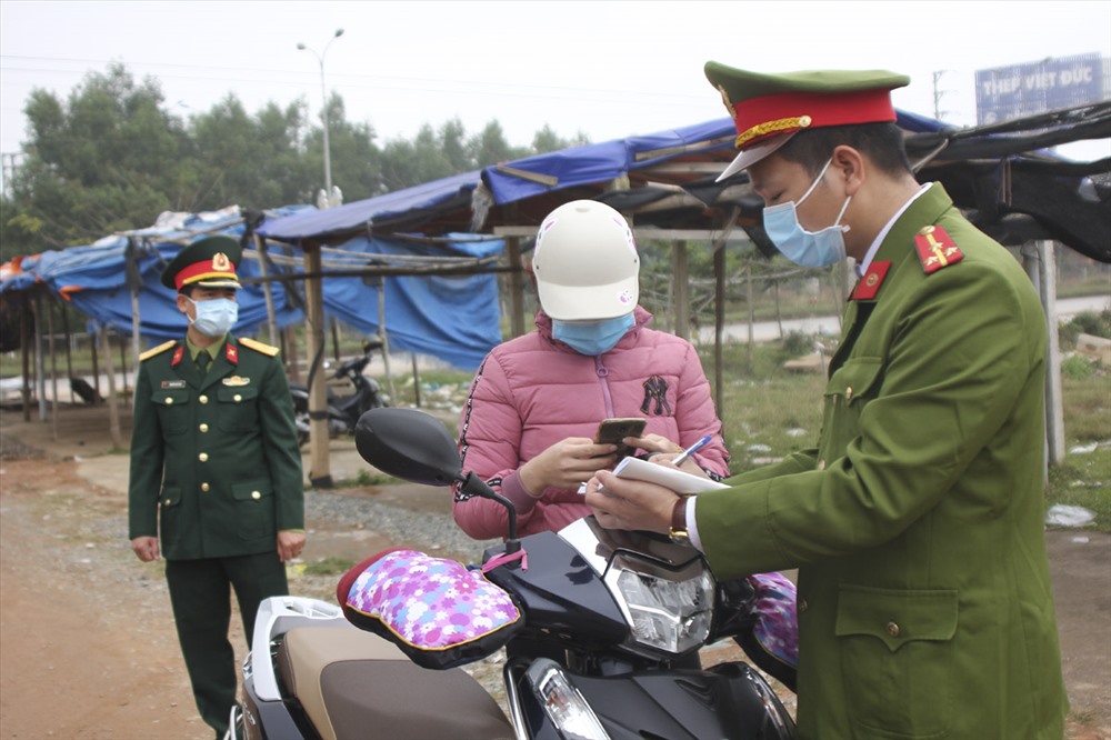 Lực lượng công an kiểm tra với những trường từ bên ngoài vào xã Sơn Lôi sau khi đã thành lập chốt kiểm soát.