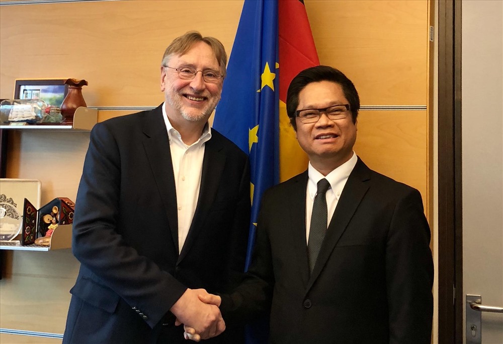 TS Vũ Tiến Lộc và ông Bernd Lange - Chủ tịch Uỷ ban Thương mại Châu Âu tại Nghị viện Châu Âu. Ảnh: Tiến Huy