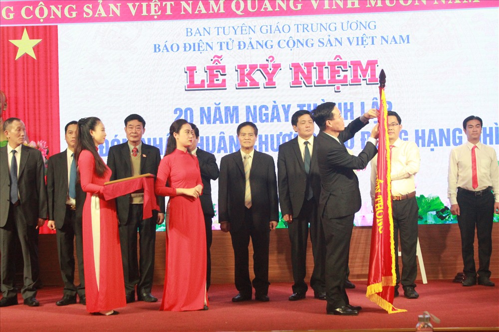 Trưởng Ban tuyên giáo Trung ương Võ Văn Thưởng trao Huân chương Lao động hạng Nhì của Chủ tịch nước cho Báo điện tử Đảng Cộng sản Việt Nam.