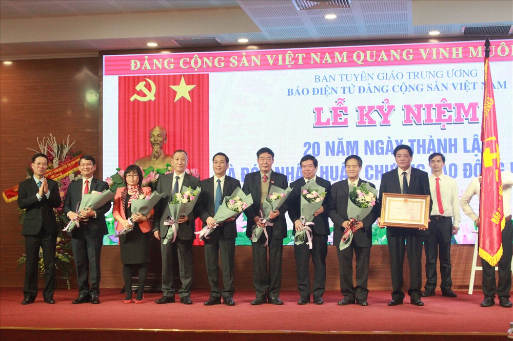 Trưởng Ban tuyên giáo Trung ương Võ Văn Thưởng trao Huân chương Lao động hạng Nhì của Chủ tịch nước cho Báo điện tử Đảng Cộng sản Việt Nam.