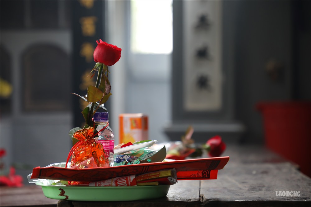 “Một mâm lễ vào chùa Hà thường chỉ gồm 1 chai nước suối, hoa quả, ít muối lộc, bao diêm, bánh trái, sớ viết tay và không thể thiếu là những bông hồng tượng trưng cho tình yêu” một người bán hàng cho biết.
