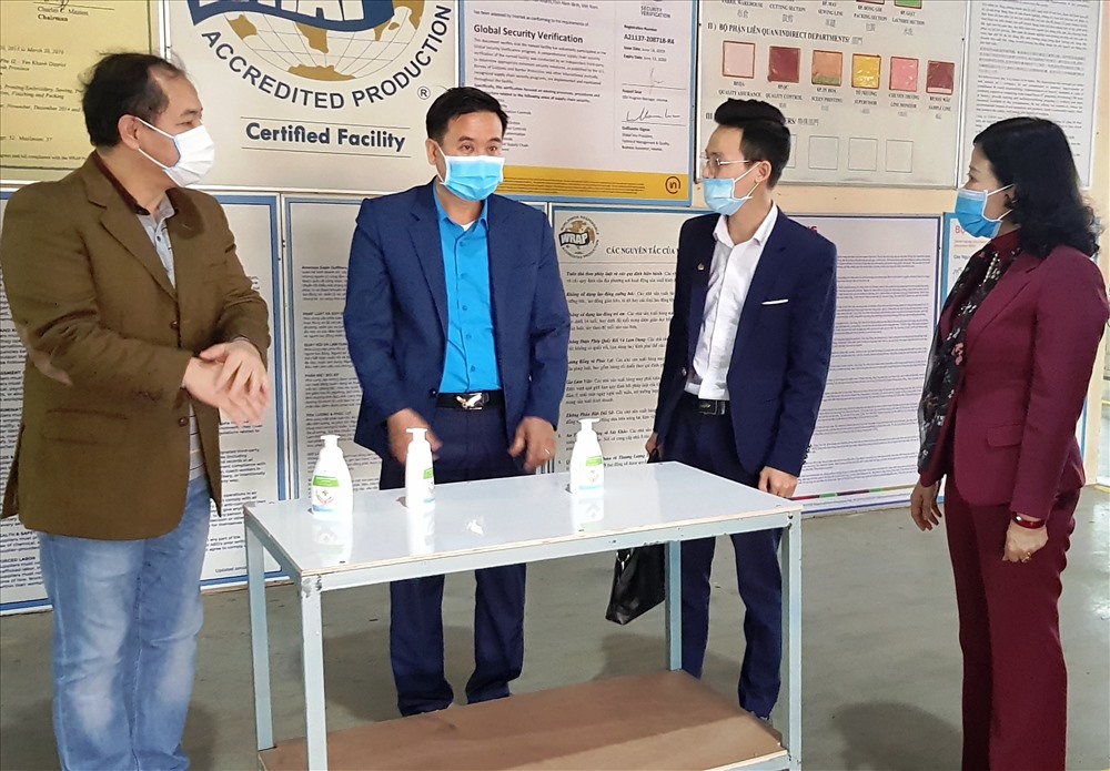 Đại diện lãnh đạo LĐLĐ tỉnh Ninh Bình hướng dẫn cách sử dụng dung dịch rửa tay để sát khuẩn. Ảnh: NT