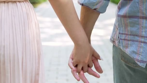 Người đàn ông yêu bạn thật lòng thường nắm chặt tay mỗi khi ở bên nhau. Ảnh: T. L.