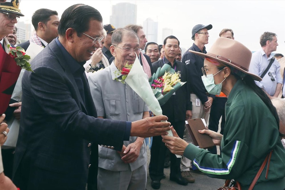 “Thật tuyệt làm sao khi được ở đây. Xin cảm ơn Thủ tướng rất nhiều” - Anna Marie Melon, hành khách trên tàu MS Westerdam, một cư dân từ Queensland, Australia chia sẻ niềm vui khi xuống tàu. Cô cũng bày tỏ vui mừng và khoe một bông hồng được Thủ tướng Hun Sen tặng, theo AP. Trong ảnh là một hành khách từ tàu Westerdam được Thủ tướng Hun Sen tặng hoa. Ảnh: ABP.