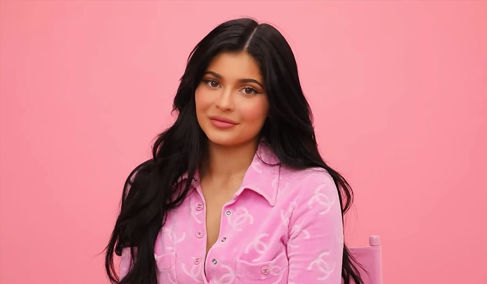 Kylie Jenner bắt đầu gây dựng cho mình danh tiếng cũng như sự quan tâm, chú ý đông đảo của người hâm mộ từ năm 10 tuổi khi tham gia chương trình truyền hình thực tế Keeping Up with the Kardashians của gia đình mình. Ảnh: The Digital Weekly
