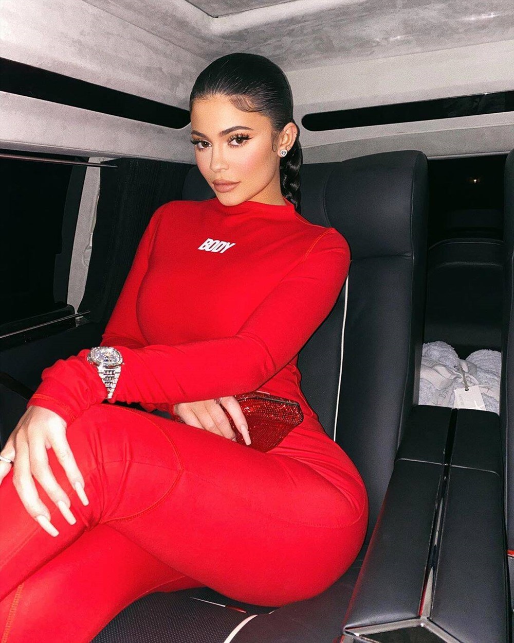 Kylie Jenner trở thành tỉ phú tự thân trẻ nhất thế giới trong bảng xếp hạng của Forbes vào tháng 3.2019 với khối tài sản trị giá 1 tỉ USD. Số tiền này cô kiếm được nhờ vào thương hiệu mỹ phẩm Kylie Cosmetics mà cô sáng lập. Ảnh: ST