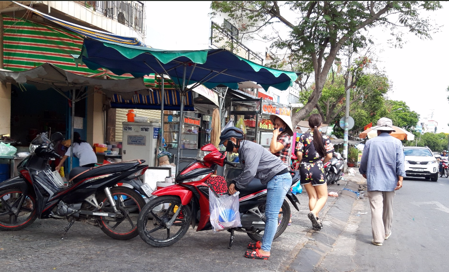 Tại một quán ăn ở số 129 Nguyễn Văn Luông (phường 10, quận 6) phơi bày bếp nấu, lò nướng, bàn ghế,... ra vỉa hè khiến những người đi bộ phải bước xuống lòng đường. Ảnh TK.