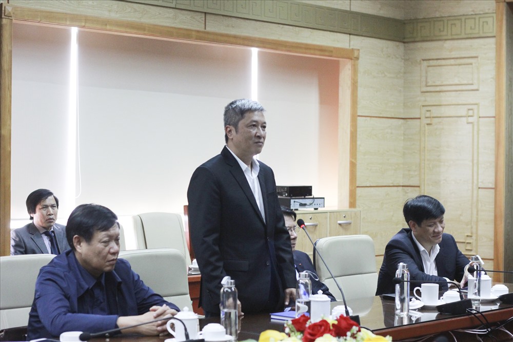Thứ trưởng Bộ Y tế Nguyễn Trường Sơn phát biểu tại buổi làm việc. Ảnh T.Vương