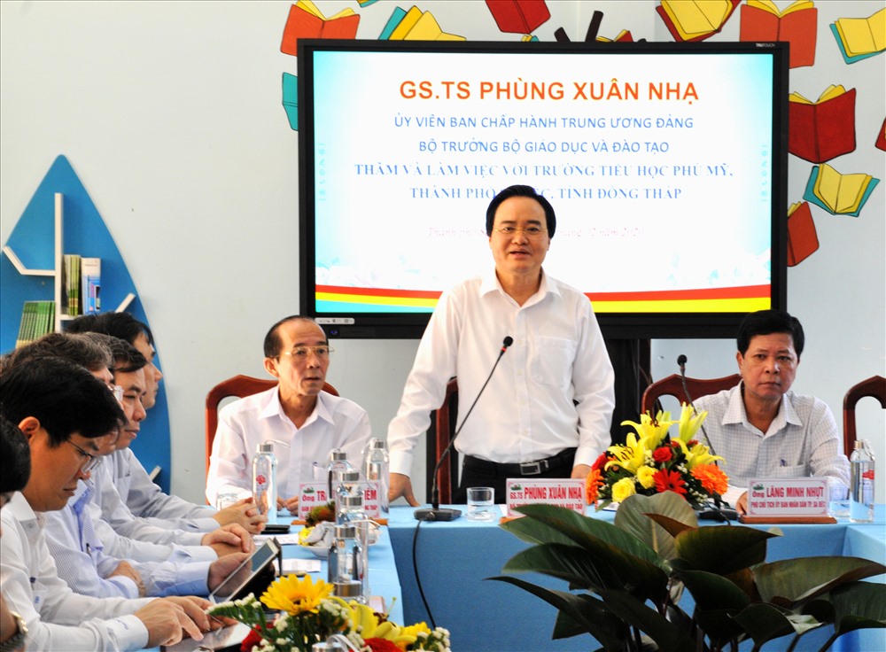Bộ trưởng Phùng Xuân Nhạ làm việc với lãnh đạo Sở GDĐT Đồng Tháp. Ảnh: LT