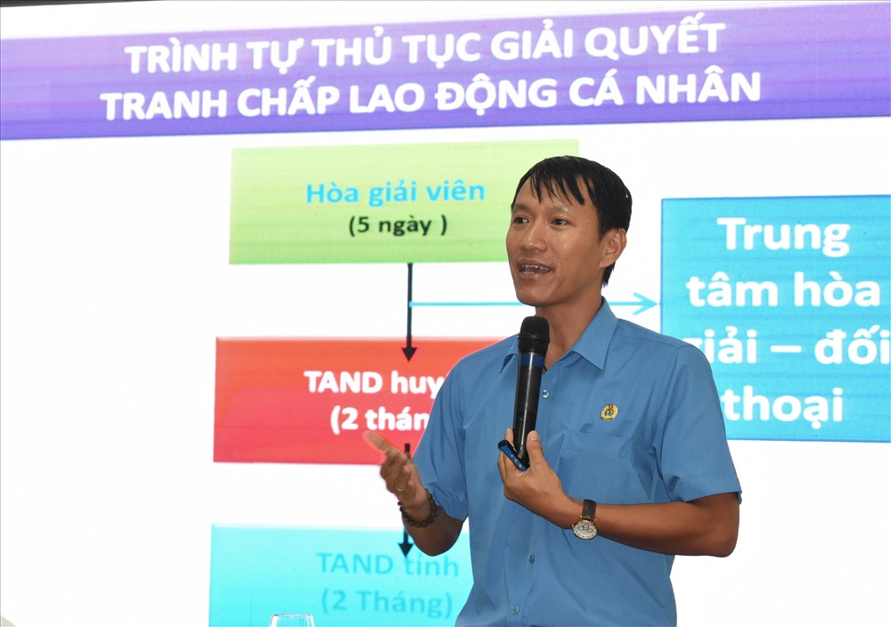 ông Vũ Ngọc Hà - Giám đốc Trung tâm tư vấn pháp luật, LĐLĐ tỉnh Đồng Nai - cho biết số lượng các doanh nghiệp nợ và số tiền nợ tương đối lớn trên địa bàn tỉnh Đồng Nai. Ảnh: Thành Nhân