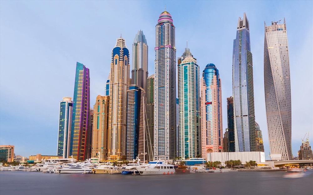 Với mức vốn xây dựng lên đến 10 tỉ USD, Dubai Marina trở thành bến du thuyền nhân tạo lớn nhất thế giới. Dubai Marina là địa điểm chơi thu hút giới siêu giàu khi ghé thăm thành phố vùng Vịnh này.