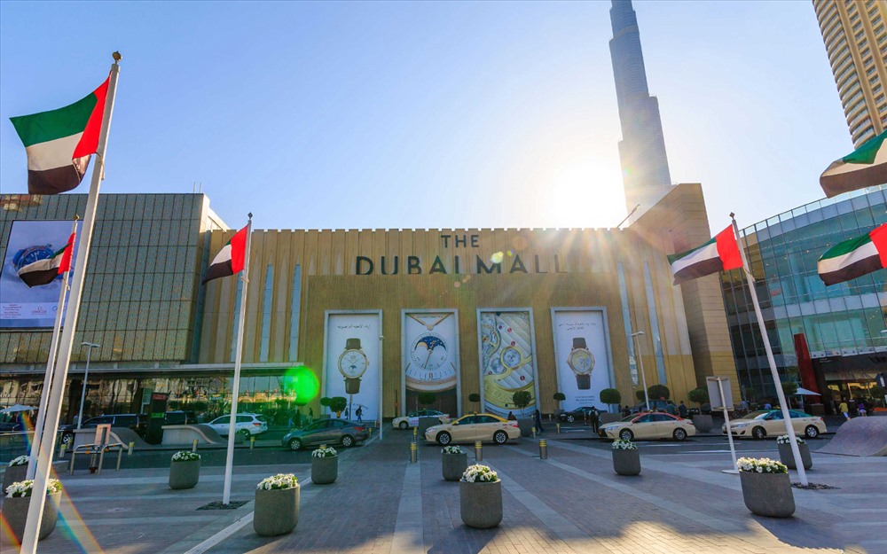 Đây là khu mua sắm hàng đầu Dubai và cũng là trên toàn thế giới. Với diện tích hơn 500.000 m2, Dubai Mall có khoảng 1.400 gian hàng các loại và bãi đậu xe có thể phục vụ tới 160.000 chỗ đỗ. Ảnh: Bayut