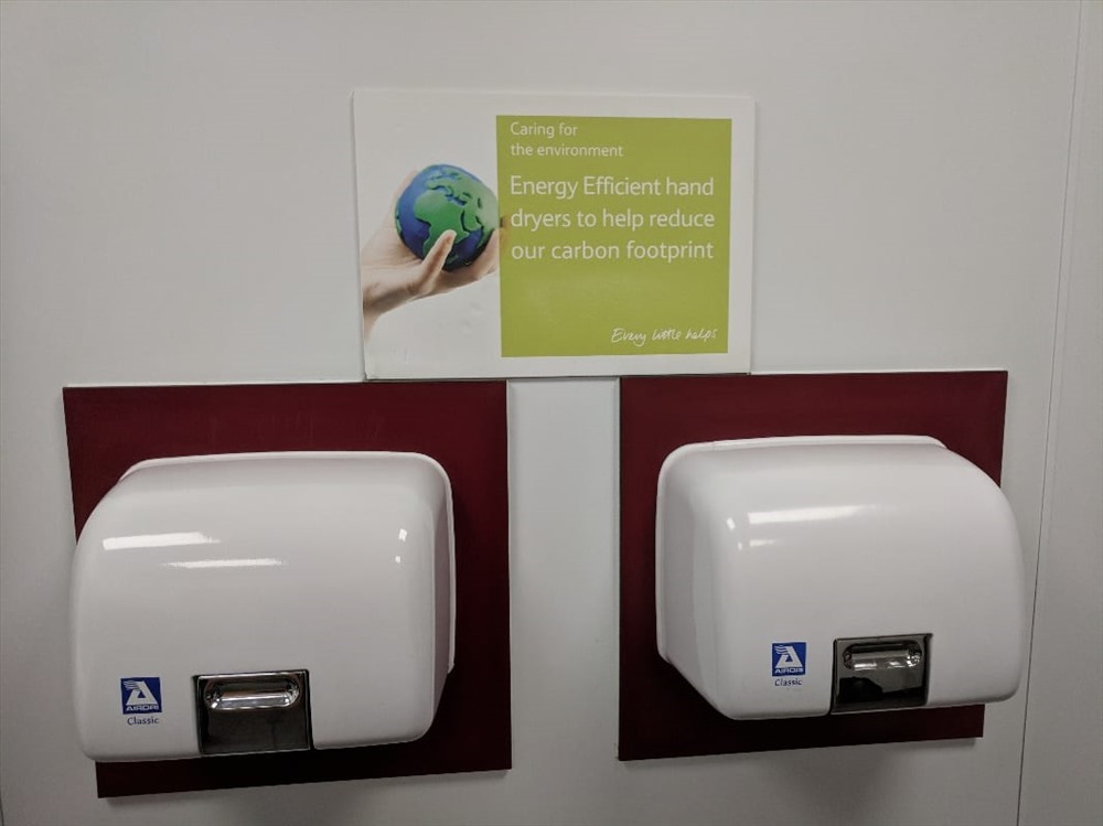 Máy sấy tay luôn tự hào vì bảo vệ môi trường tốt hơn giấy vệ sinh.