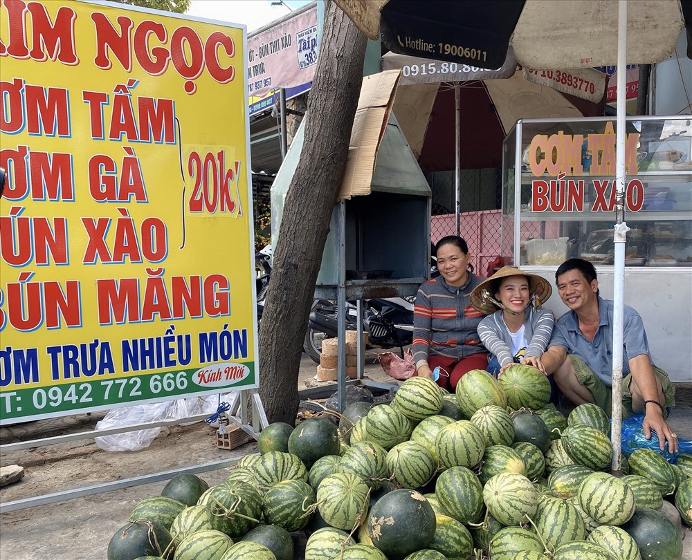 Không dừng lại ở đó, Á hậu Kim Duyên còn mua 200 trái dưa hấu (gần 400 ký) và quyết định tặng dưa hấu cho những người đến quán cơm của gia đình cô, cũng như những hộ dân xung quanh, chùa và các trung tâm bảo trợ xã hội tại Cần Thơ. Nói về việc tặng dưa hấu ở quán cơm của gia đình, Á hậu Kim Duyên chia sẻ: “Ba mẹ Duyên rất thích các hoạt động thiện nguyện cộng đồng. Khi thấy Duyên đi bán dưa hấu, ba mẹ chủ động khuyến khích Duyên mang dưa hấu tặng mọi người. Sẵn nhà Duyên có quán cơm nên Duyên đưa dưa hấu về để ở quán luôn, ai muốn lấy dưa hấu thì cứ đến lấy. Nhiều khách sau khi ăn cơm xong, có miếng dưa hấu ăn cùng, cũng thấy vui hơn”.