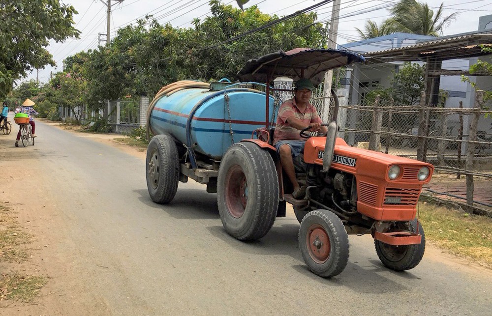 Theo dự báo, mùa khô năm nay, vùng ĐBSCL sẽ có ít nhất 82.000 hộ dân thiếu nước sinh hoạt. Tại một số địa phương, người dân phải mua nước ngọt sử dụng với giá cắt cổ từ 75.000-150.000/m3. Trong ảnh: Một xe bồn chở nước ngọt đi bán ở huyện Bình Đại, tỉnh Bến Tre.