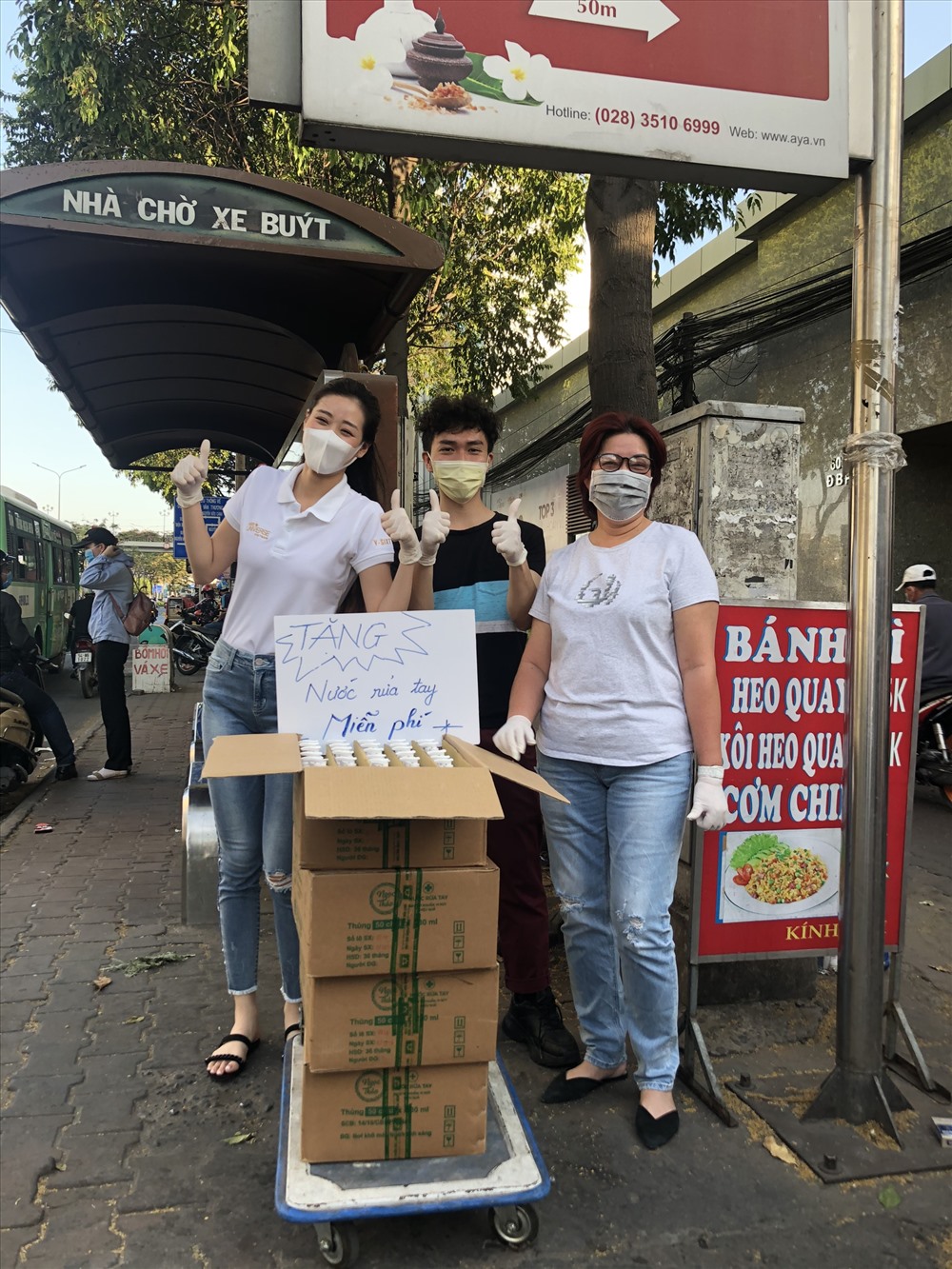 Hoa hậu Khánh Vân đã cùng mẹ tặng 200 chai nước rửa tay miễn phí cho mọi người. Ảnh: KN.