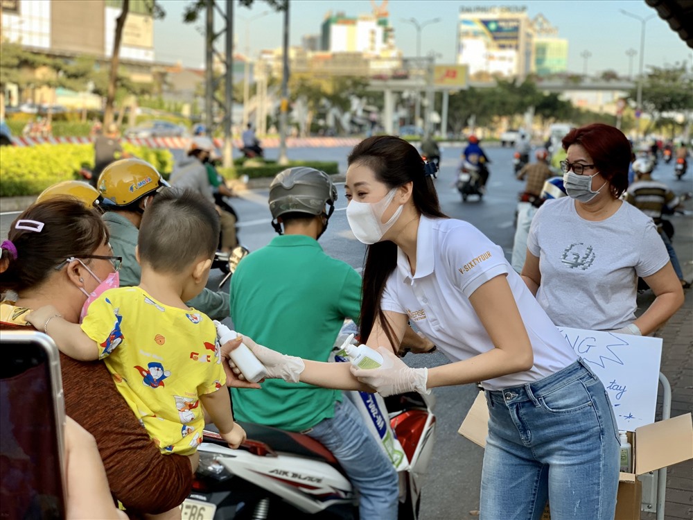 Hoa hậu Hoàn vũ Việt Nam 2019 hi vọng các bạn trẻ nên chủ động phòng ngừa dịch bệnh cho bản thân và gia đình, kết hợp trang bị những kiến thức giữ gìn sức khỏe. Ảnh: KV.