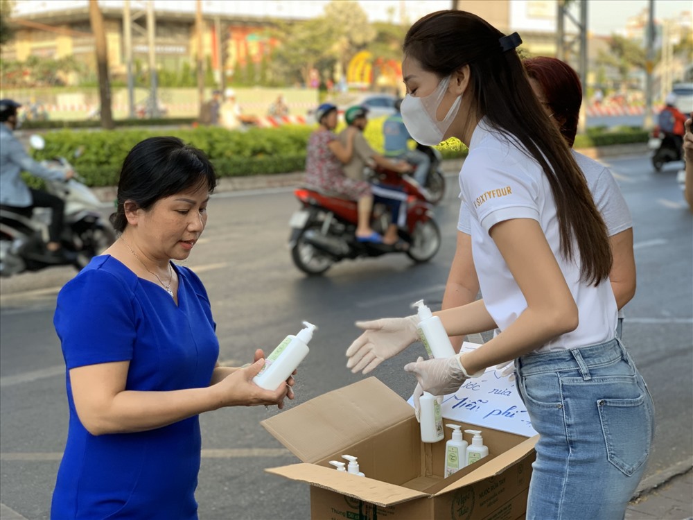 Hoa hậu Hoàn vũ Việt Nam 2019 hi vọng các bạn trẻ nên chủ động phòng ngừa dịch bệnh cho bản thân và gia đình, kết hợp trang bị những kiến thức giữ gìn sức khỏe. Ảnh: KV.