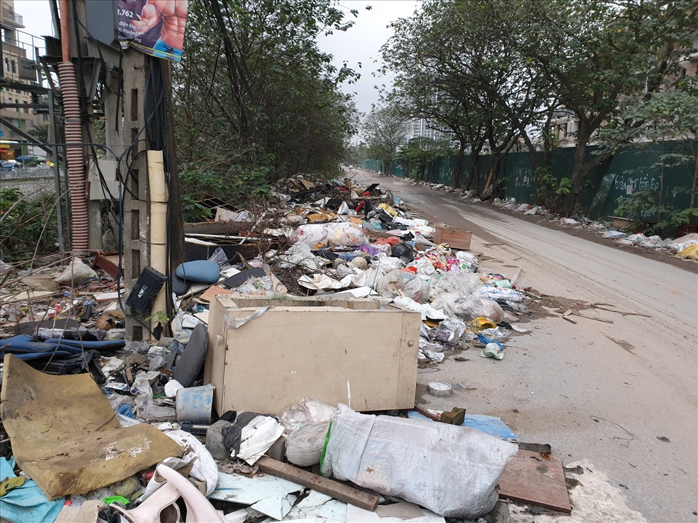 Con đường Nguyễn Cảnh Dị ngập ngụa rác thải. Ảnh: Tùng Giang.