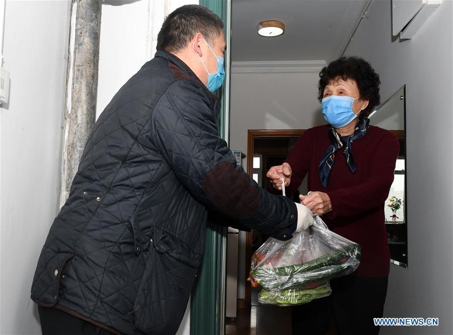 Ông Zhang Gengguo giao rau tận nhà cho người dân ở Bắc Kinh, Trung Quốc.
