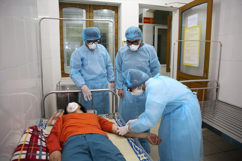 Việc được phép xét nghiệm dịch COVID-19 sẽ giúp Hà Tĩnh kịp thời chống dịch tốt hơn. Trong ảnh là một du khách Trung Quốc thời điểm cách ly chờ xét nghiệm dịch COVID-19 ở bệnh viện đa khoa tỉnh Hà Tĩnh.