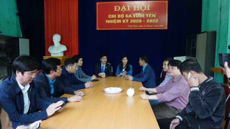 Phó Chủ tịch Tổng Liên đoàn Lao động Việt Nam Ngọ Duy Hiểu nắm tình hình và động viên người lao động tại Ga Vĩnh Yên