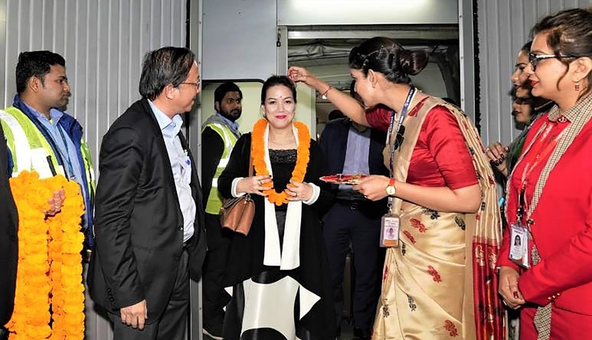Những hành khách đầu tiên trên chuyến bay của Vietjet từ Hà Nội được chào đón khi đến New Delhi. Ảnh: Vietjet