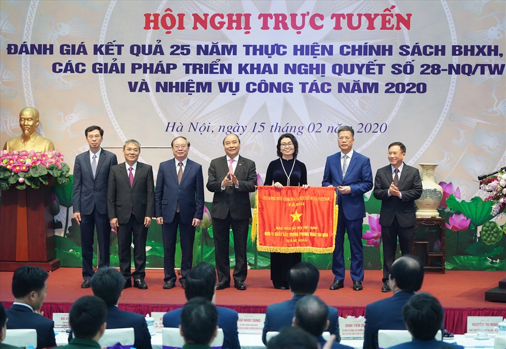 Thủ tướng tặng Cờ Thi đua của CP cho BHXH Việt Nam. Ảnh: VGP/Quang Hiếu
