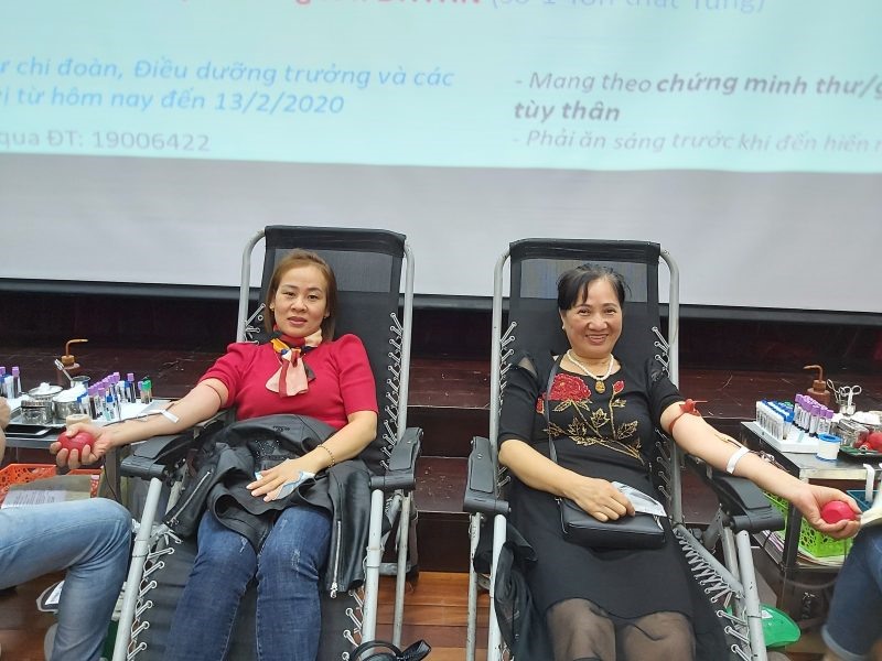 Chị Trần Thị Ngọc Thu và Trần Thị Thơm (trường Mầm non Hoa Mai, thành phố Ninh Bình) là 2 trong số gần 60 người đã đi gần 100 km để hiến máu.