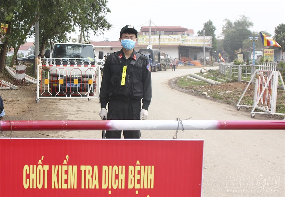 Cảnh sát làm nhiệm vụ tại chốt kiểm tra dịch bệnh tại thôn Ngọc Bảo, xã Sơn Lôi. Ảnh T.Vương