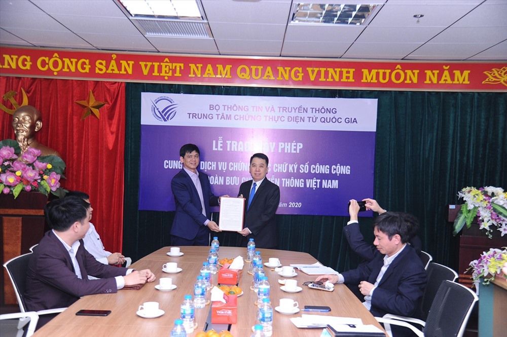 Ông Lã Hoàng Trung GĐ Trung tâm Chứng thực điện tử Quốc gia trao chứng thực cho ông Nguyễn Minh Luân Phó TGĐ VNPT IT. Ảnh: VNPT