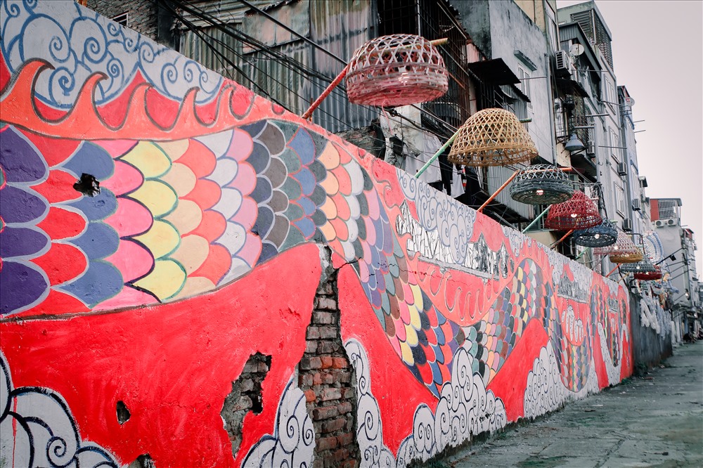 Đoạn đường ven sông Hồng tại phường Phúc Tân (quận Hoàn Kiếm) vốn là nơi tập kết nhiều rác thải bỗng chốc trở nên sạch sẽ, khang trang với nhiều công trình nghệ thuật được làm từ đồ dùng tái chế.