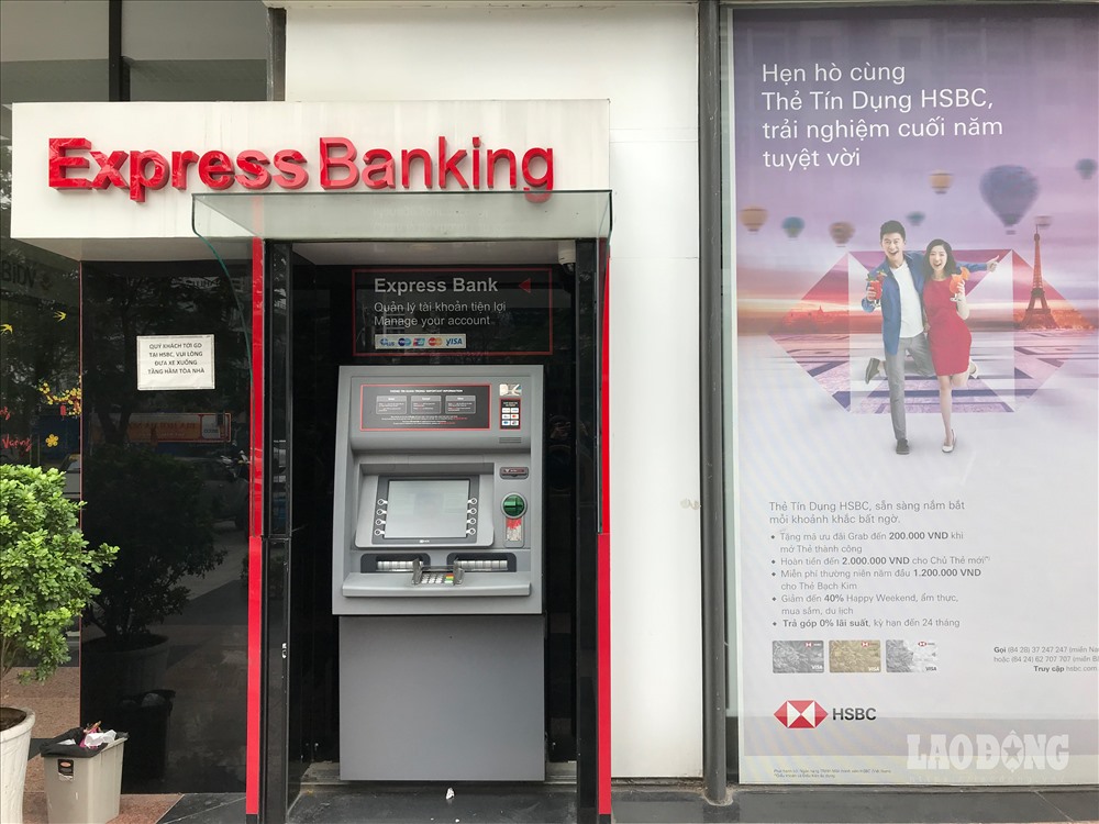Theo khảo sát của phóng viên, tại các cây ATM của nhiều ngân hàng trên các trục đường Trần Duy Hưng, Nguyễn Chánh, Duy Tân, Trần Thái Tông, Trần Đăng Ninh các cây ATM đều không trang bị dung dịch rửa tay sát khuẩn.