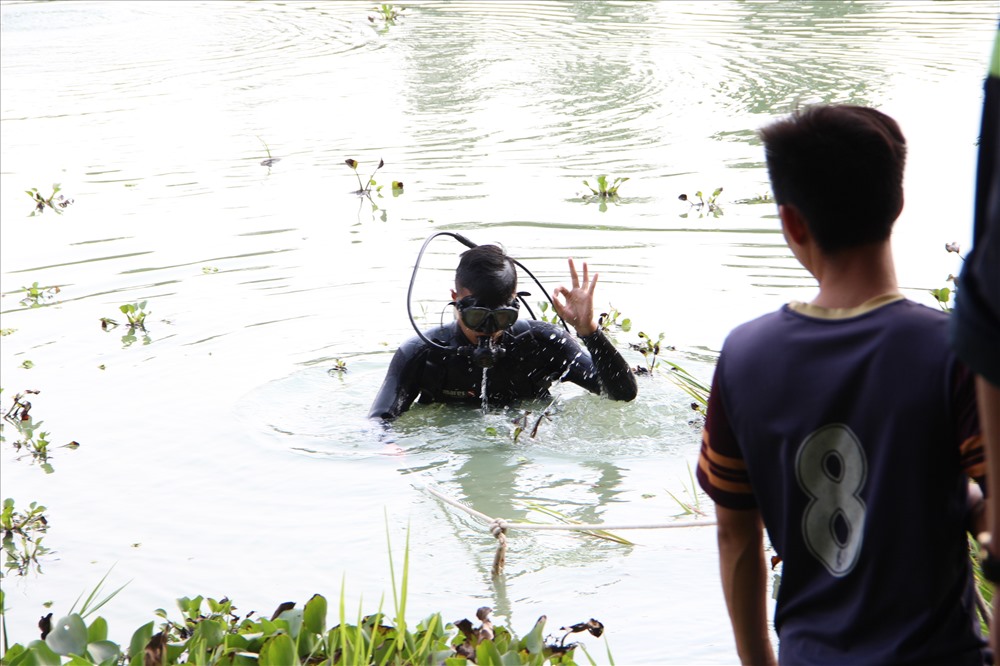 Người nhái lặn tìm 2 thanh niên mất tích dưới hồ nước trong công viên. Ảnh: Đình Trọng