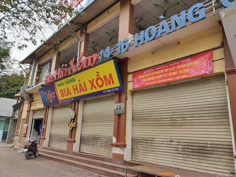 Một nhà hàng có tiếng ở Hà Nội đóng cửa im lìm chưa hẹn ngày mở cửa trở lại. Ảnh: Tùng Giang.