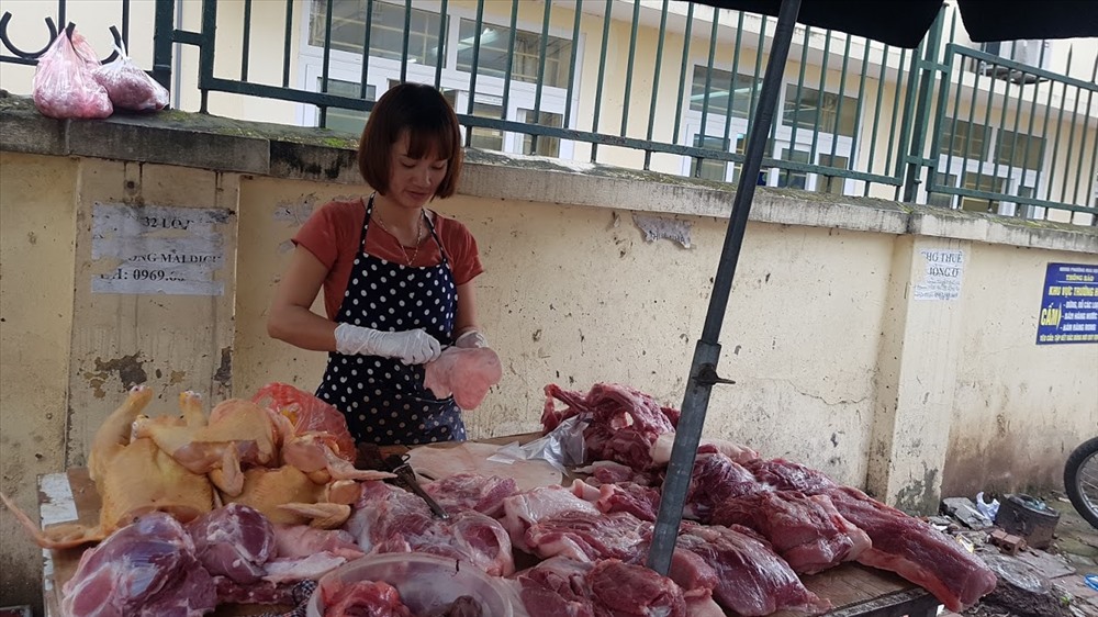 Bà Trần Thị Hồng cho biết, giá lợn hơi giảm, nhưng giá lợn móc hàm tại lò vẫn ở mức 110.000-112.000 đồng/kg (cao hơn thực tế 17.000 đồng/kg) khiến các tiểu thương chưa thể giảm giá thịt lợn. Ảnh: Kh.V