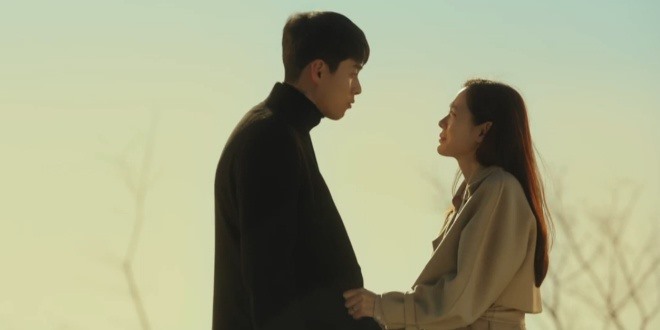 Giây phút trùng phùng và trao nhau nụ hôn cuối của Seri và  Jung Hyeok khiến khán giả không khỏi cảm động khi đó có thể là lần cuối cùng họ được gặp nhau.
