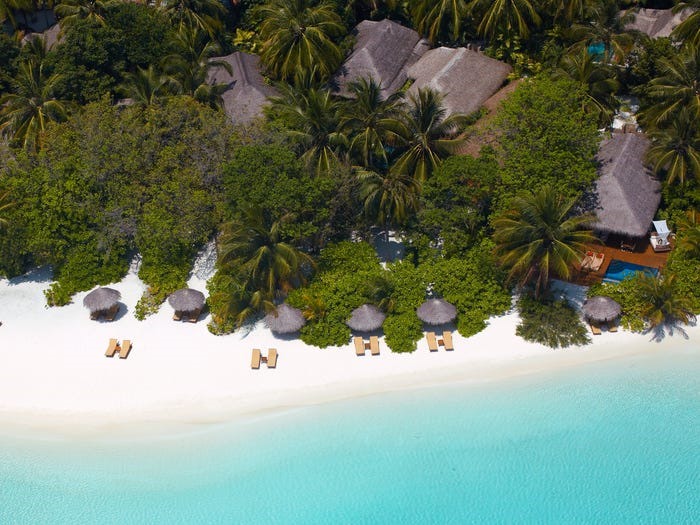 Baros Maldives đã đi vào hoạt động hơn 44 năm, và là một trong những khu nghỉ mát đầu tiên tại đảo quốc Maldives. Muốn đến đây, các du khách sẽ tốn khoảng 25 phút khi sử dụng thuyền máy cao tốc từ sân bay quốc tế của quốc gia này.
