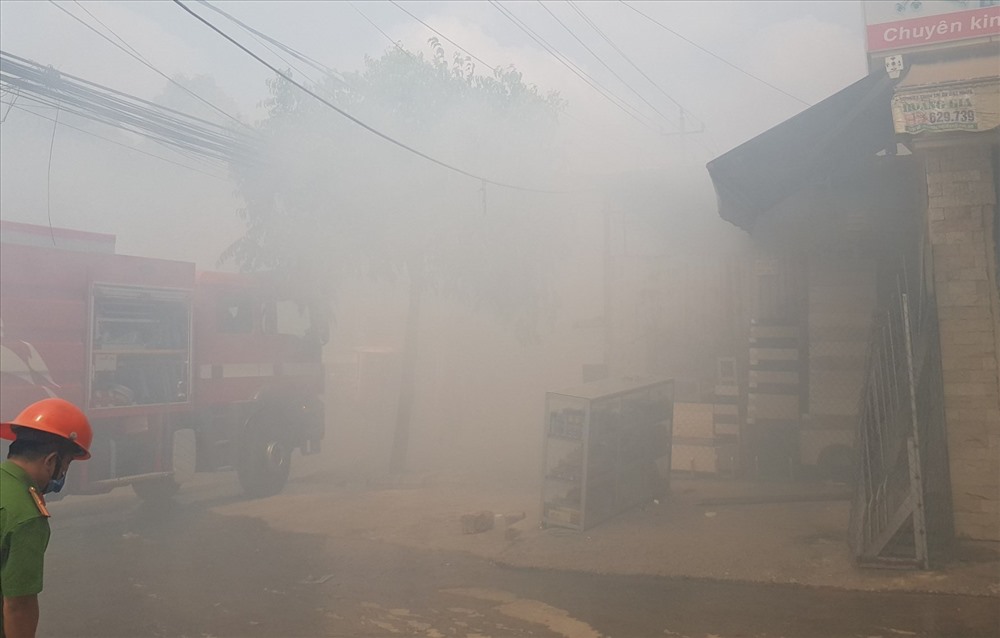 Đám cháy gây khói mù mịt phả vào khu vực đông dân cư xung quanh.