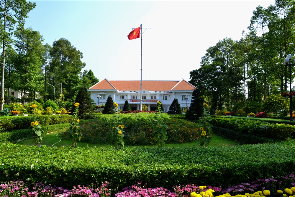 Trụ sở UBND tỉnh Đồng Tháp nhìn từ cổng chính vào. Ảnh: LT
